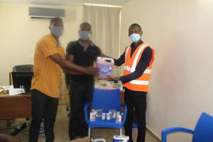 Lire la suite à propos de l’article DISTRIBUTION DE KITS SANITAIRES À LA CITÉ DES 220 LOGEMENTS À ADJAMÉ