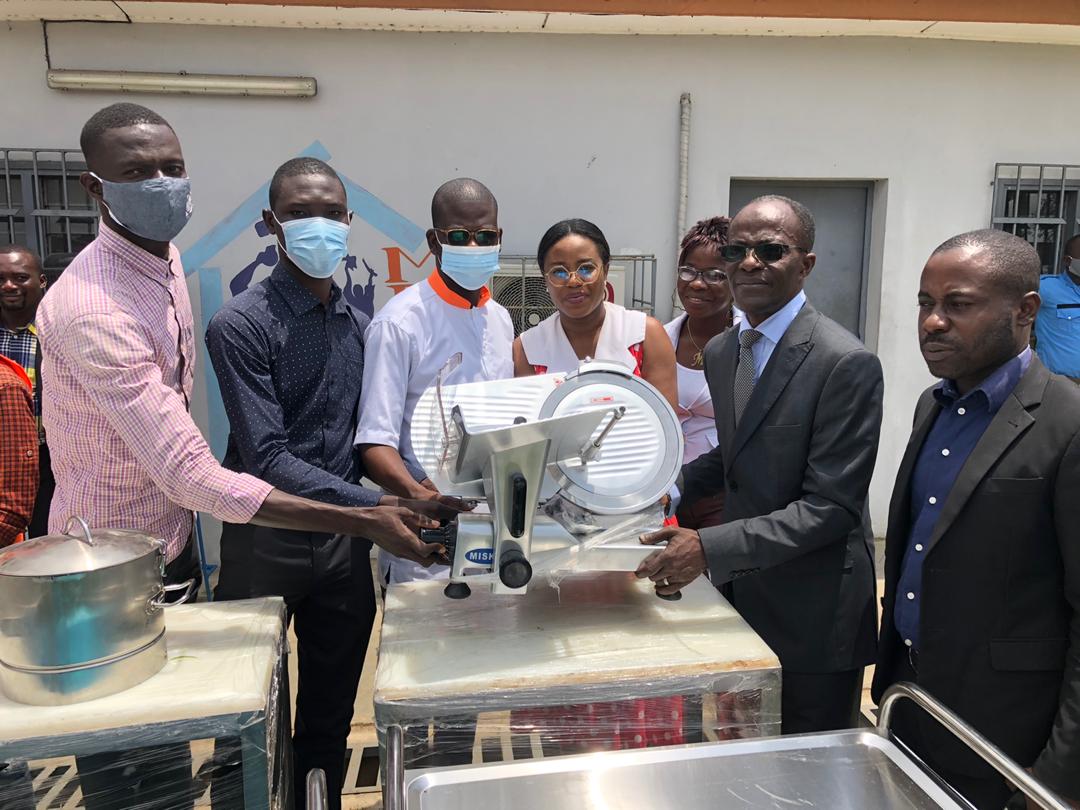 You are currently viewing REMISE DE MATERIEL DE CUISINE AU SERVICE RESTAURANT