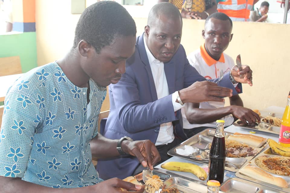 LE DIRECTEUR A TABLE AVEC LES ETUDIANTS