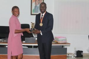 Lire la suite à propos de l’article LE TROPHÉE DE VACANCES CULTURE REMIS AU DIRECTEUR