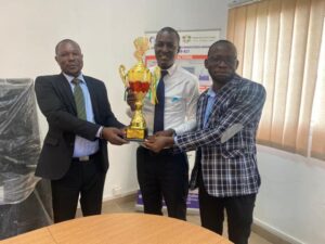 Lire la suite à propos de l’article LE TROPHÉE DU MARACANA CLUB REMIS AU DIRECTEUR DU CROU ABIDJAN 2