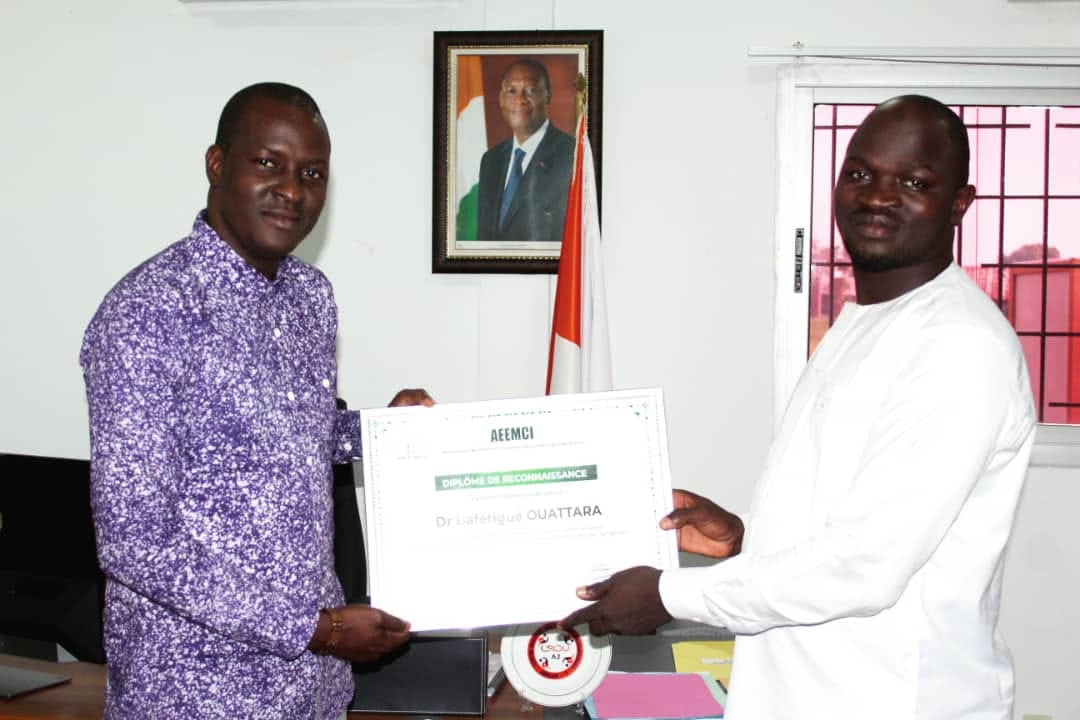 Lire la suite à propos de l’article L&rsquo;AEEMCI REMET UN DIPLOME DE RECONNAISSANCE AU DIRECTEUR