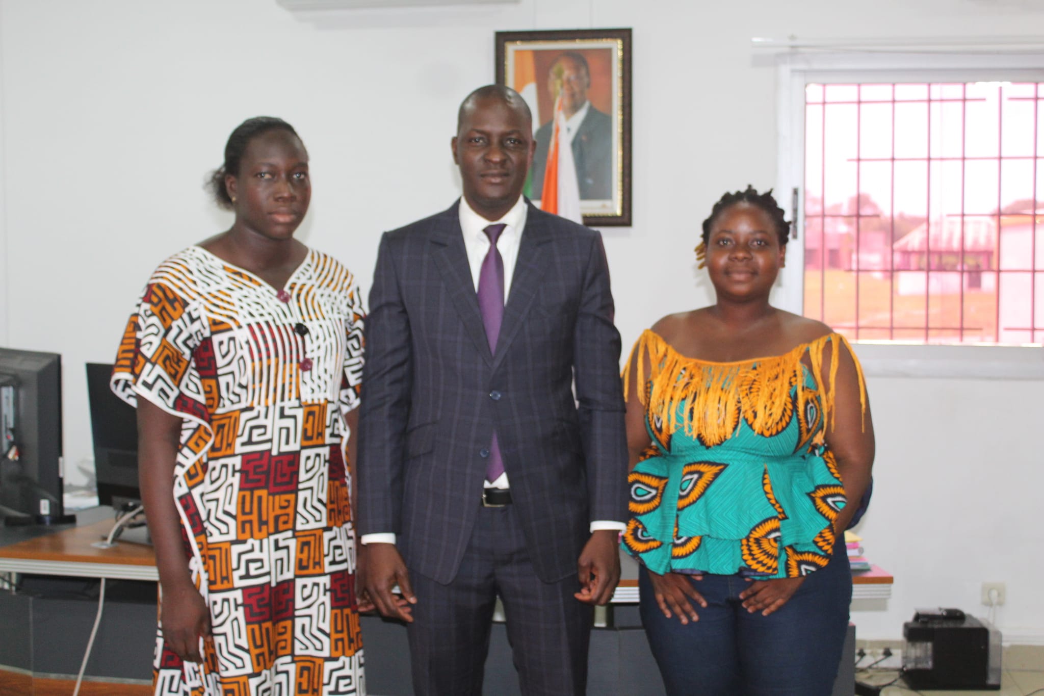 You are currently viewing LE DIRECTEUR SOUTIENT LES ÉTUDIANTES SCIENTIFIQUES