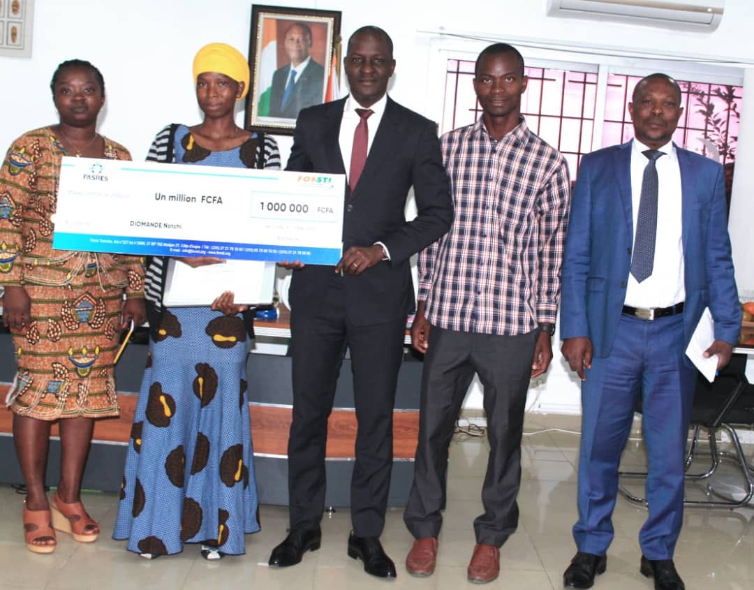 You are currently viewing L&rsquo;ÉTUDIANTE DIOMANDE NOTCHI PRÉSENTE SON PRIX AU DIRECTEUR